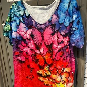 Beautiful watercolor butterfly print blouse🦋
NEW scoop neck size 3XL